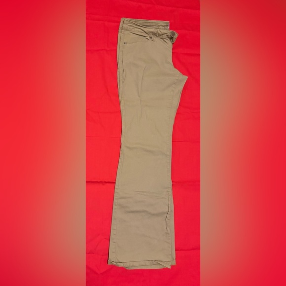 No Boundaries Khaki - Picture 1 of 2